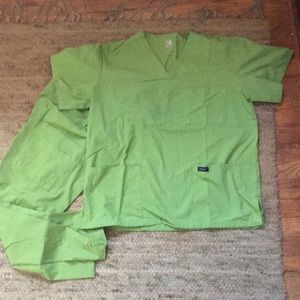 Women’s M Dagacci neon green scrub set. Comfy and flattering